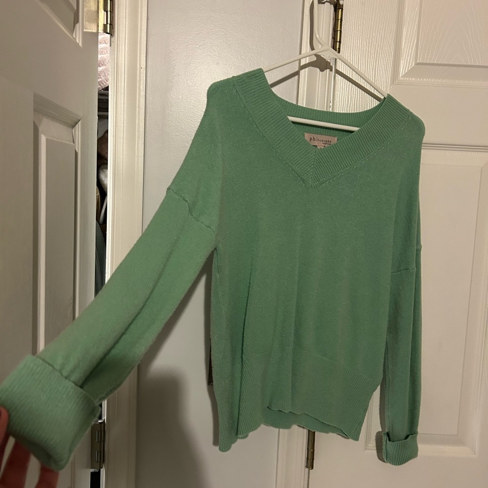 Green Lightweight V-Neck Sweater with Long Sleeves